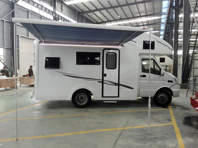 依維柯新寶迪C型房車(chē)時(shí)尚版